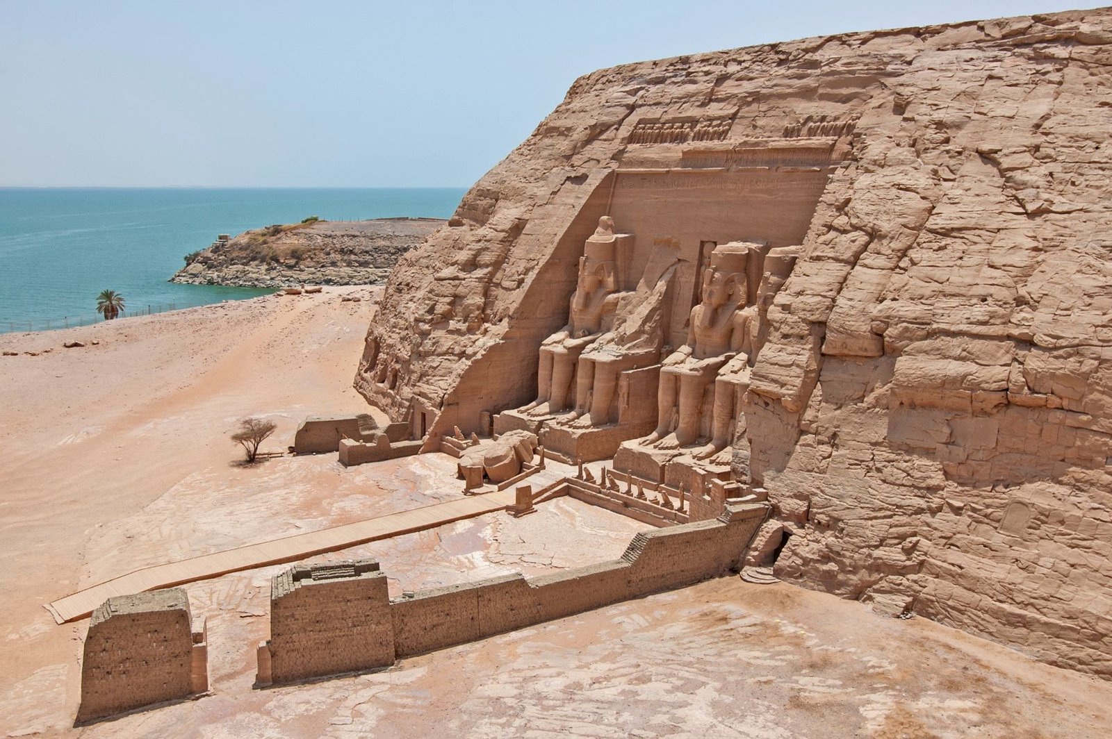 64ee1402d1a86130d30b40fc Abu simbel from luxor by bus - immagine 1
